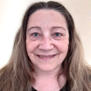 Fotografia de Alice Bilro, uma mulher com cabelo comprido e castanho-claro, ligeiramente ondulado. Tem olhos azuis claros, pele clara com algumas sardas e encontra-se a sorrir para a câmara.