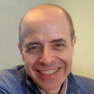 Fotografia de Vítor Carvalho, um homem parcialmente careca de olhos castanhos com um largo sorriso para a câmara. O fundo é neutro, comum em fotos corporativas.