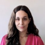 Fotografia de Ana Sofia Manco, uma mulher de cabelo e olhos castanhos, a sorrir levemente para a câmara. Veste uma camisola rosa e o fundo é branco, comum em fotos corporativas.