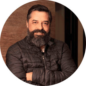 Fotografia de Fernando Barreira, um homem de cabelo preto, olhos castanhas e barba a sorrir para a câmera.